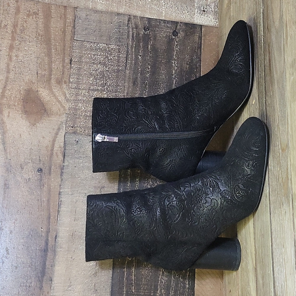 ❤️ MARC FISHER round chunk heel bootie black suede with floral embossed detail❤️
